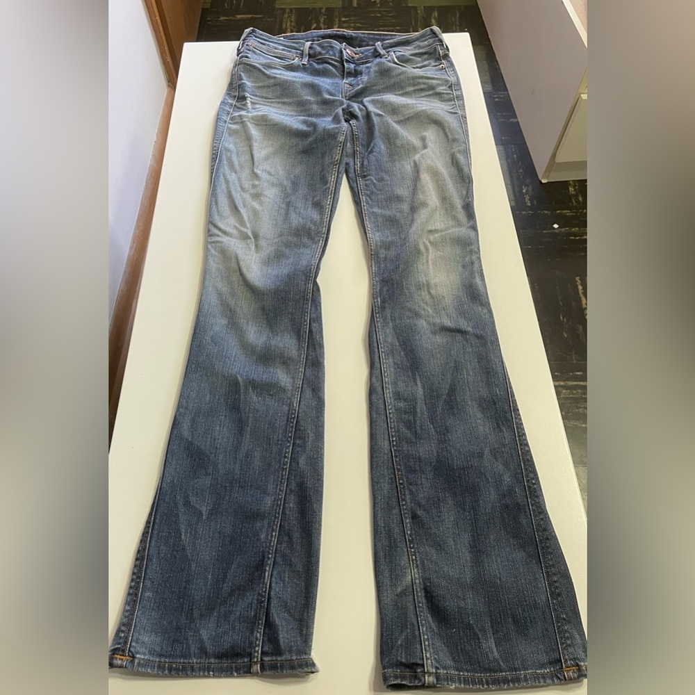 True Religion Women's lightly distressed Jeans. Sz 28
